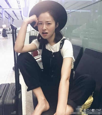 杨幂踩座椅被骂 明星公众场合不文明行为被扒