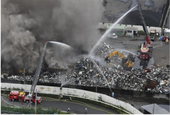 日本环球影城附近发生大型火灾 18辆消防车及