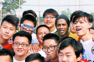 国际著名球星走进北京中学给同学们上足球课