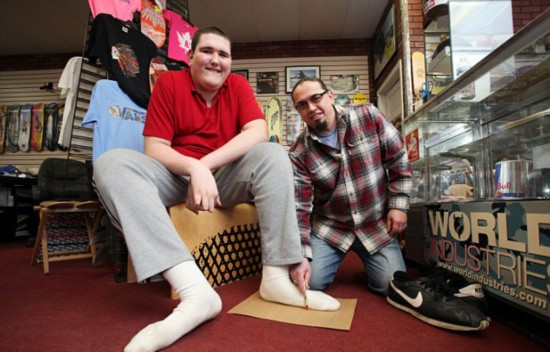 美19岁青年患罕见巨人症 身高近2米35