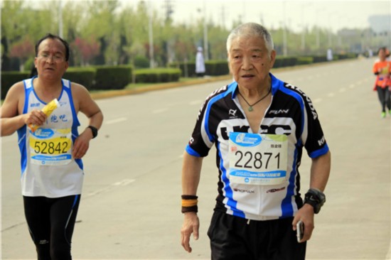 西安78岁老人4年跑完8个马拉松 两天去一次健身房