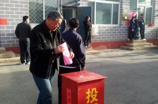 依法公正组织选举，为村庄发展选举产生让领导信任，百姓信赖的两委班子