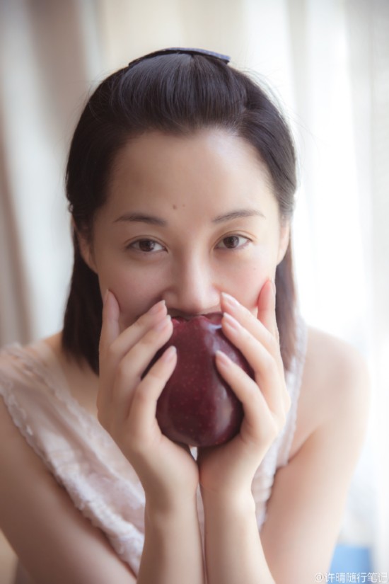 组图:许晴晒素颜表达真实自我 白裙温婉似女神