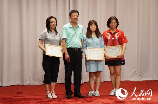 在日中國企業協會會長彭卜鋼為女子單打冠亞季軍獲得者頒獎