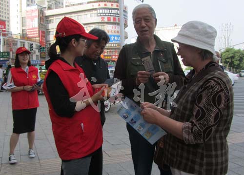 青年志愿者走上街头宣传网络安全知识