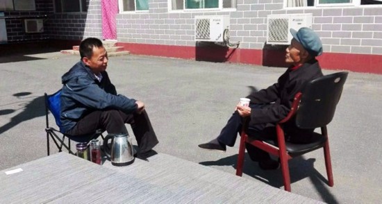 热情接待上访群众，真心实意帮忙他们解开心结