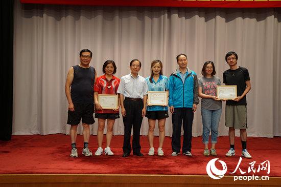 在日中國企業協會副會長顏國東為男女混雙冠亞季軍獲得者頒獎