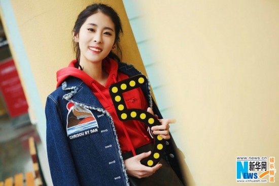 张碧晨秋日街拍写真 率性纯真张扬青春活力