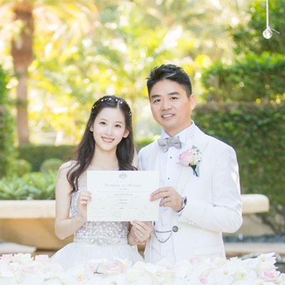 大衣哥玉米前搂妻子合影 看网红现状一个个惊