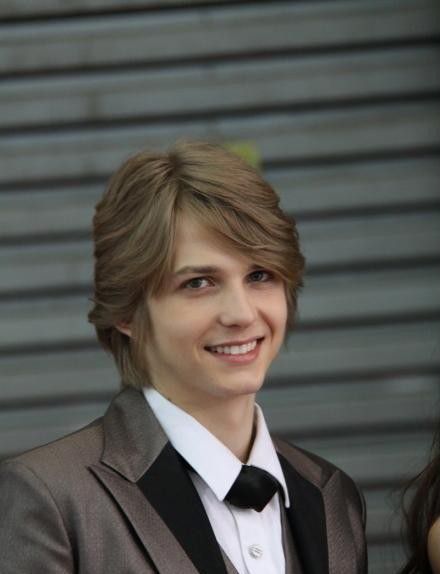 大衣哥玉米前搂妻子合影 看网红现状一个个惊