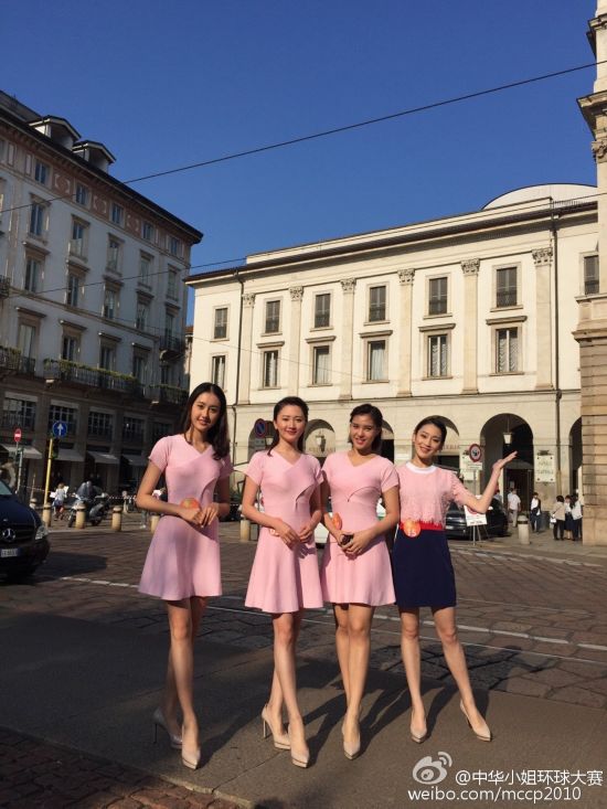 中华小姐 佳丽造访梅阿查 国米球迷求合影