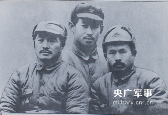 贺龙(左,任弼时(右,关向应(中(资料图)