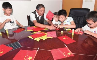 南通海门东洲中心社区组织小朋友制作五星红旗