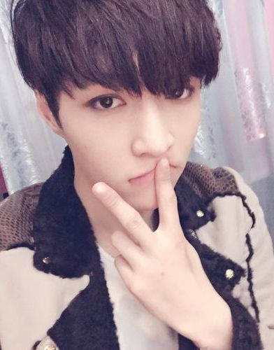 组图:杨洋权志龙张艺兴池昌旭朴宝剑 睡前自拍