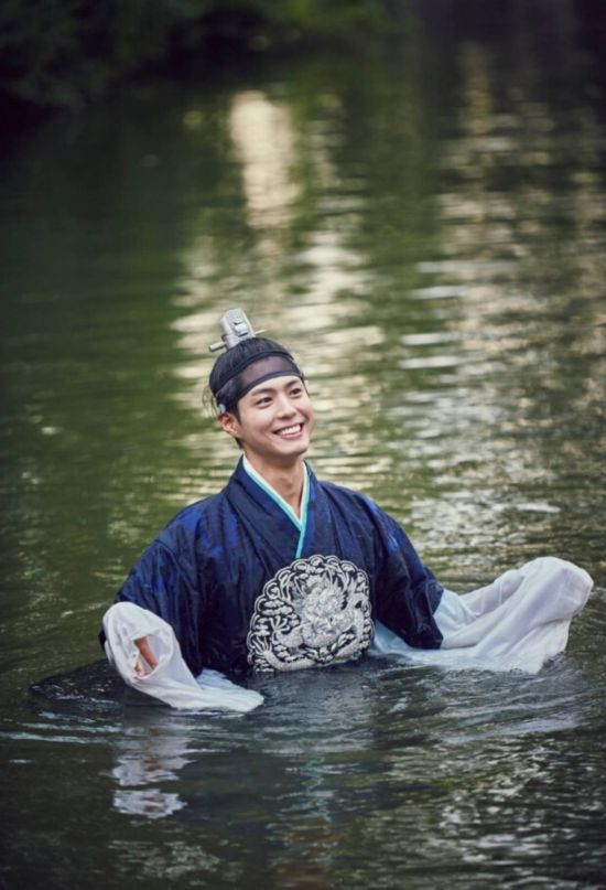 《云画的月光》片场照集锦 傲娇王世子朴宝剑