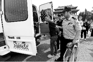 导游打人案5人被刑拘 另有两人在逃