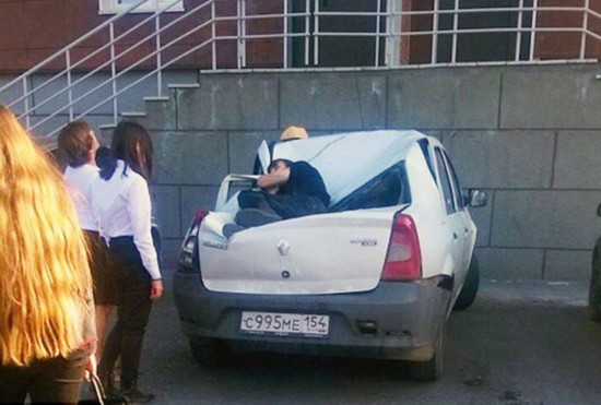 俄少年为证明勇气从23楼意外坠落幸运生还