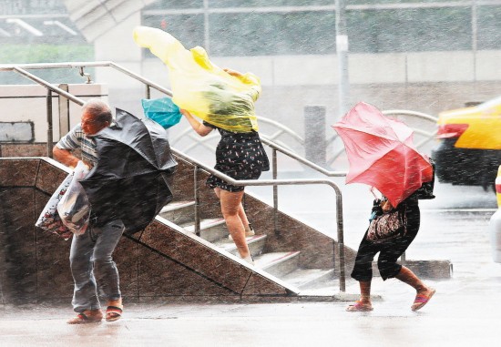 “鲇魚”台風挾帶強風豪雨，各地頻傳災情