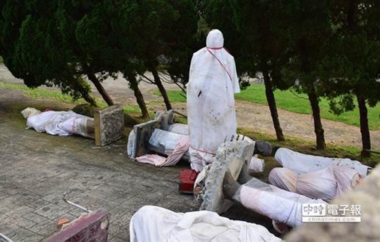 近半世紀蔣介石銅像被台風“鲇魚”吹倒