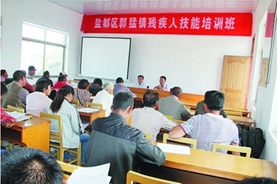 盐城盐都郭猛镇对40余名残疾人进行技能培训