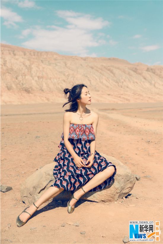 江一燕情迷沙漠 融于自然宛若异域少女--湖北频