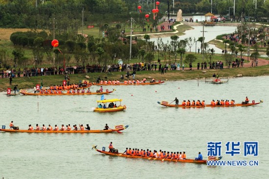 河南许昌:龙舟竞渡鹿鸣湖(图)