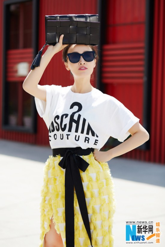 赵子琪曝仙气街拍 俏皮轻熟潮范速递