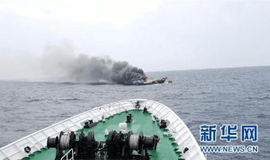 韩海警向中国渔船投爆音弹致3人死亡 现场画面