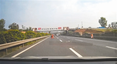 惊魂一幕!成都一环卫工拖钢筋横穿高速 险酿车祸