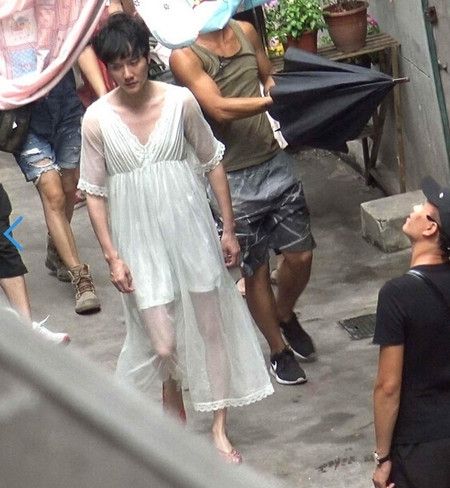 冯绍峰穿蕾丝睡裙深V露背太辣情趣粉丝直呼内衣秀黑透明蕾丝眼睛半图片
