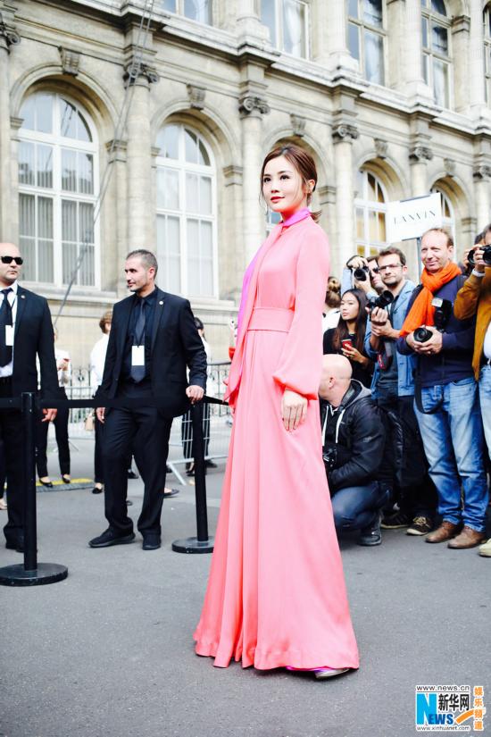 阿Sa蔡卓妍出席巴黎时装周 宛如精灵般优雅动