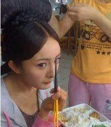 明星片场干些啥:杨幂狂吃堪称片场食神胡歌霍