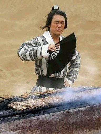 明星片场干些啥:杨幂狂吃堪称片场食神 胡歌霍