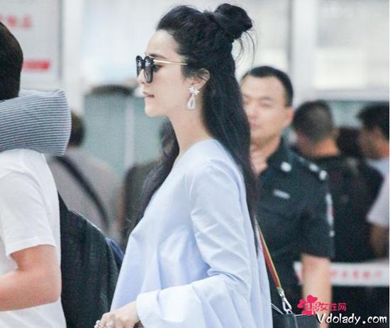 张馨予秀场下衣失踪又要搞事?那些年她和范冰