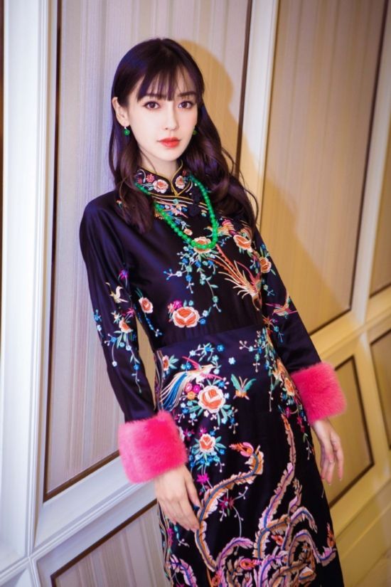 孕肚呢?Baby穿印花旗袍华丽优雅 小腹平坦(组