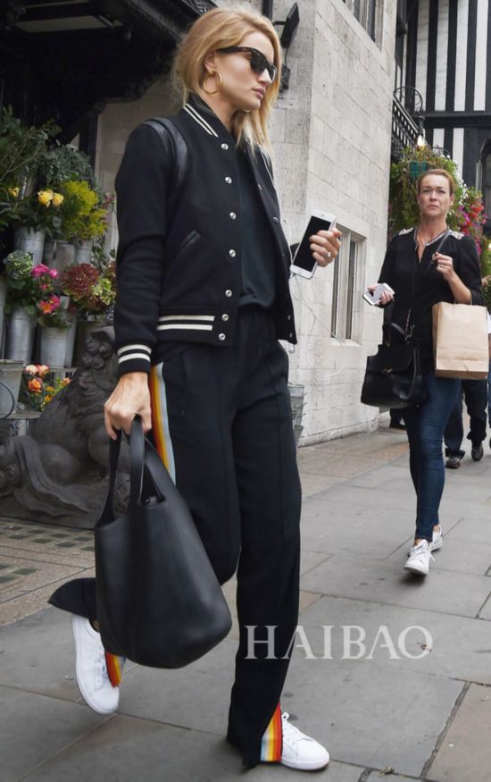 ù��P�~�B�y-�f�S�� (Rosie Huntington-Whiteley) 2016�~9��21�騭��Saint Laurent�βy���J�f�tChloe��������}Ю�B�ʿǡA��Tom Ford��U�b�۴��~�X
