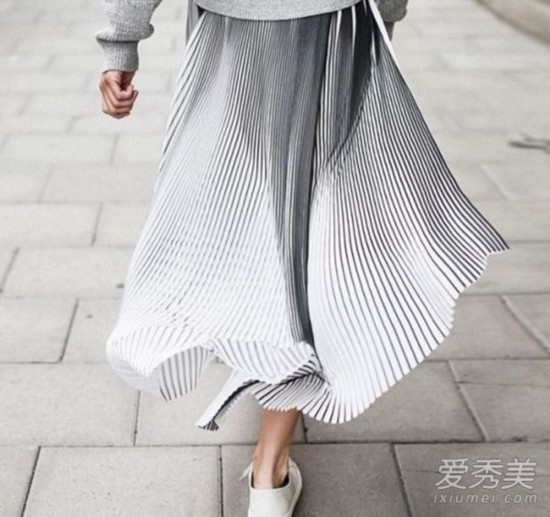 金属色百褶裙 今年时装周被它刷屏