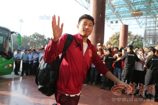 国足西安主场完成首训 球迷省体育场外夹道迎