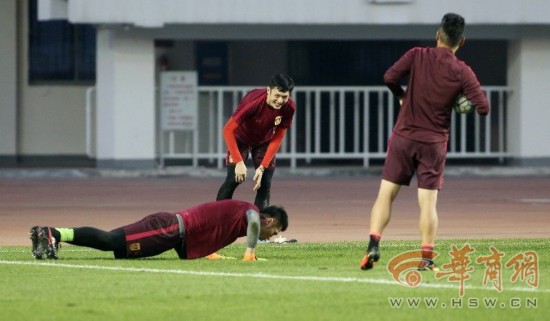 国足西安主场完成首训 球迷省体育场外夹道迎