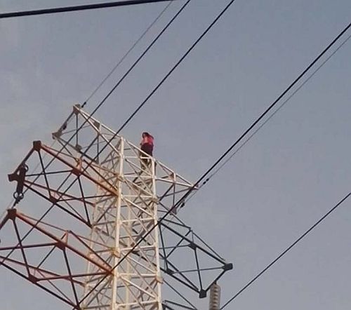 女子感情受挫爬高压塔欲轻生 被救后被警方依