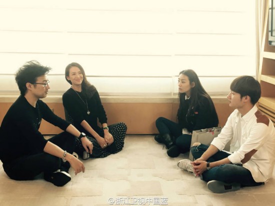 章子怡与《中国新歌声》学员交流化身表情包 