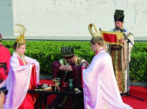 江苏东台上演传统婚礼 外国情侣穿汉服玩穿越