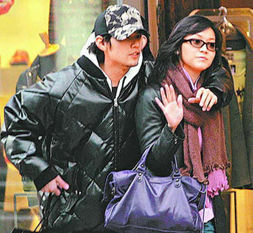 昆凌童年旧照曝光 网友:屋里嫂子小时候就这么