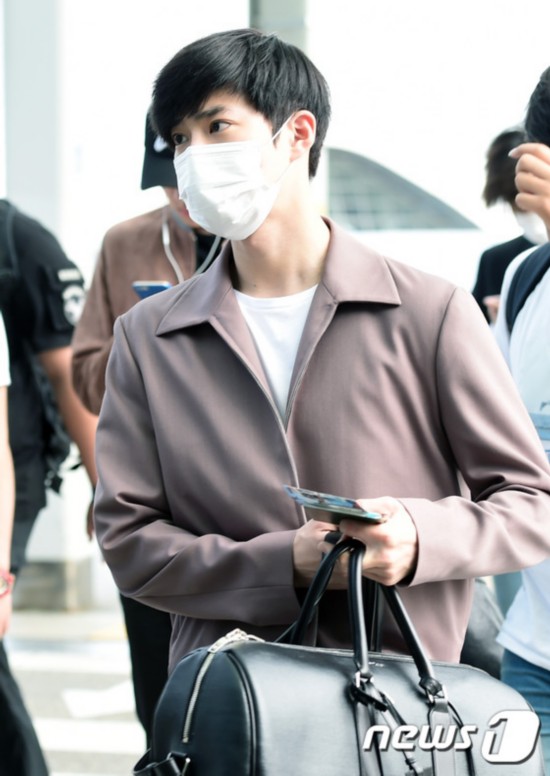 EXO全员现身机场飞杭州 张艺兴口罩遮素颜伯