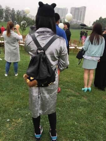 俞白眉婚礼偶遇姚晨 孕肚超大背影仍瘦削网友