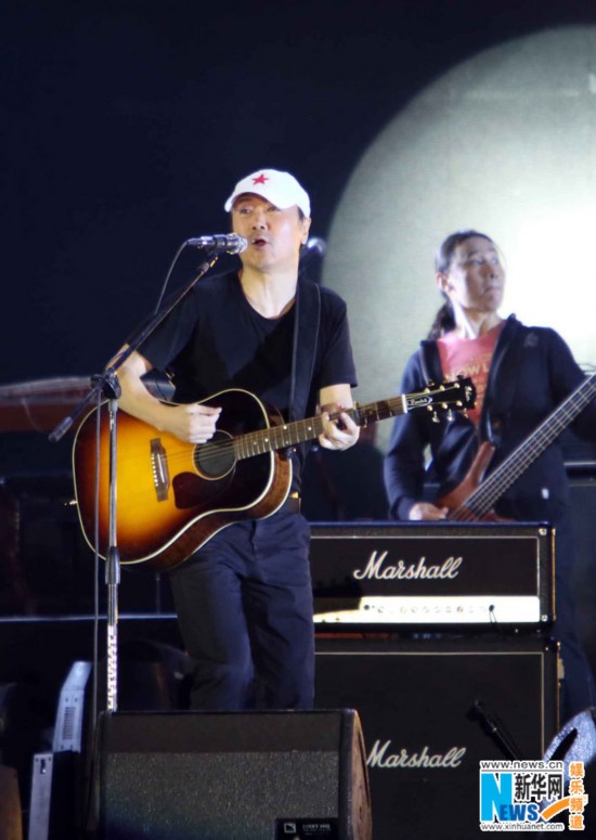 健三十年撼动京城 与谭维维对唱《鱼鸟之恋》