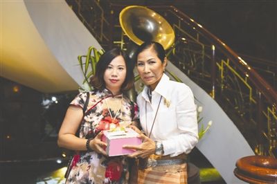 南京导游飞泰国为四川游客捐 熊猫血 泰高官盛