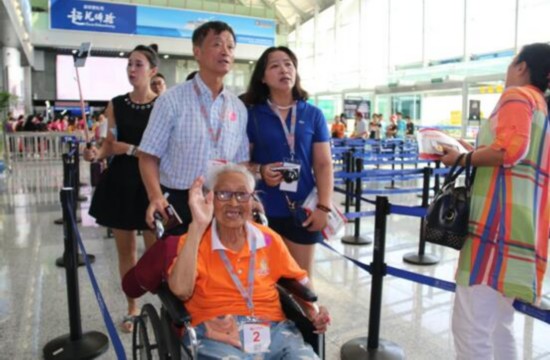 101岁老人坐邮轮看世界 成国内年龄最大出境旅
