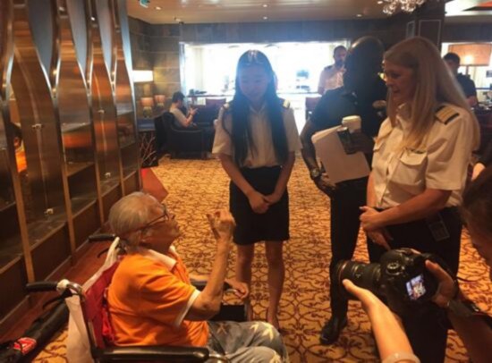 101岁老人坐邮轮看世界 成国内年龄最大出境旅