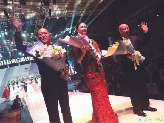孔雀羽婚纱_孔雀羽毛婚纱图片大全(2)